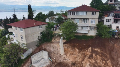 Kocaeli'de, temel kazısı sırasında toprak kaydı, 5 bina tahliye edildi