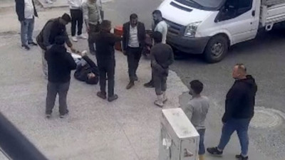 Yaralı sürücü ambulansı beklerken sigara yaktı