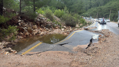 Bodrum’da ana su isale hattı patladı, uzun araç kuyrukları oluştu