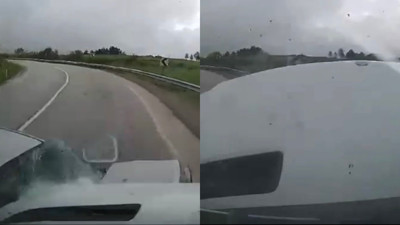 Minibüs ile otomobilin çarpıştığı kaza kamerada; 6 yaralı