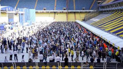 Fenerbahçe’de tarihi seçim başladı! Aziz Yıldırım ve Hakan Safi yarışırken kongrede gerginlik