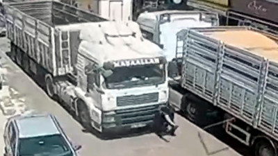 TIR’ın çarptığı yaya hayatını kaybetti: Kaza kamerada