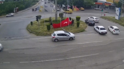 Rüzgarda ipi kopan Türk bayrağını vatandaşlar korudu