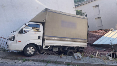 Kağıthane’de geri kayan kamyonet evin çatısına düştü