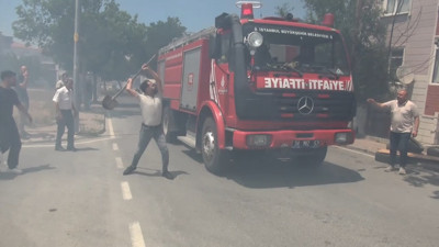 Silivri'de yangın ihbarına giden itfaiye ekibine kürek fırlattı