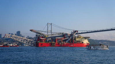 Dev doğalgaz boru hattı platformu İstanbul Boğazı'ndan geçti