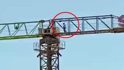Vinç operatörü 40 metre yükseklikte namaz kıldı
