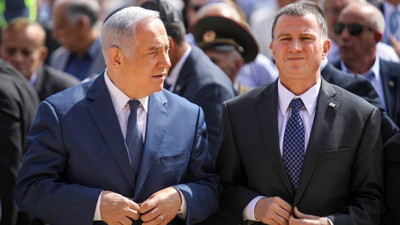 Yol arkadaşı Netanyahu'yu yalnız bıraktı