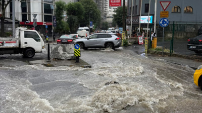 AKOM uyarmıştı! İstanbul’u sağanak vurdu: Caddeler göle döndü
