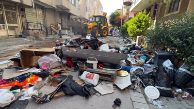 7 aydır kira alamadığını iddia eden ev sahibi harekete geçti: Cezaevindeki kiracının eşyalarını sokağa attı