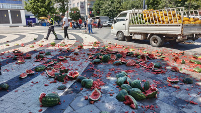 Satışına izin verilmediğini öne sürdüğü karpuzları belediye önünde parçaladı