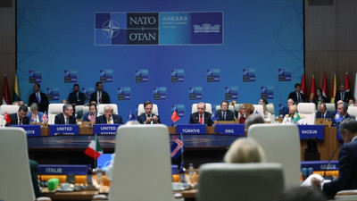 NATO Liderlerine Ankara'da anlamlı hediyeler: Erdoğan'dan imzalı kitap, masalarda isme özel setler
