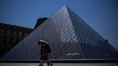 Fransa'da kavurucu sıcaklar Louvre'u etkiledi: Müze erken kapanacak