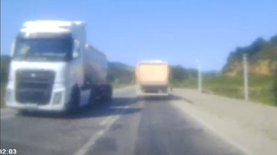 Hafriyat kamyonundan fırlayan taşın otomobilin camını kırdığı anlar kamerada