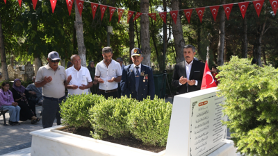 15 Temmuz kahramanı şehit Ömer Halisdemir'in kabrinde yoğunluk yaşanıyor