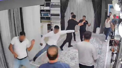 Esenyurt'ta dehşet anları: Bıçak ve sopalı grup perde dükkanını bastı