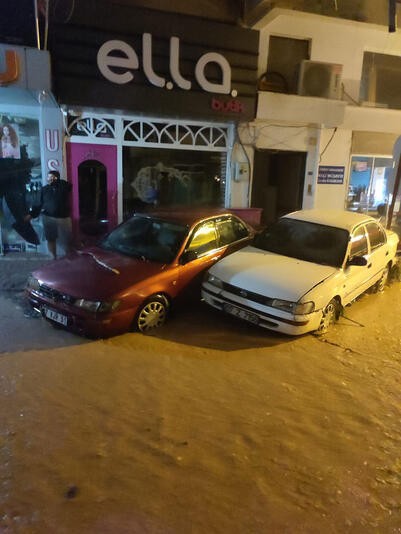 Antalya'da bir anda bastıran yağmur hayatı felç etti! - Resim : 5