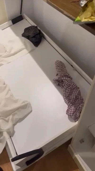 İstanbul'da otel odasına baskın! Yatak altından cephanelik çıktı - Resim: 2