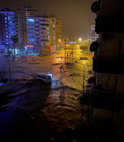 Antalya'da bir anda bastıran yağmur hayatı felç etti! - Resim : 3