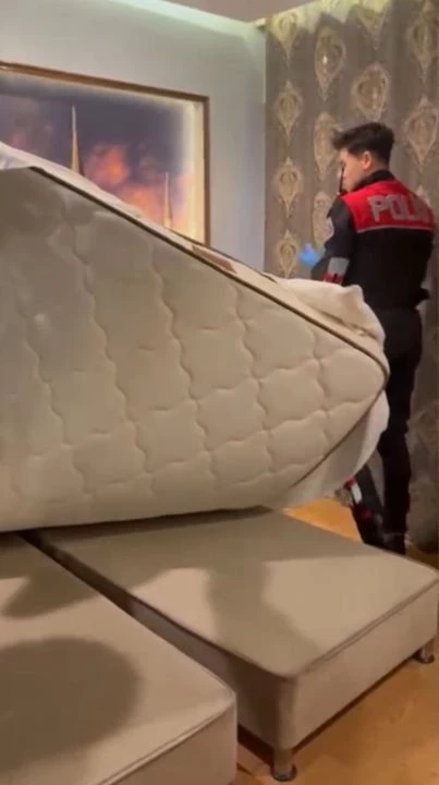 İstanbul'da otel odasına baskın! Yatak altından cephanelik çıktı - Resim: 5