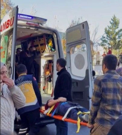 Erzurum'da okul çıkışı merdivenlerde izdiham: 23 öğrenci yaralandı - Resim: 3