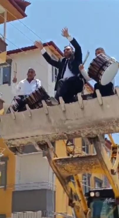 Operatör damat, gelin almaya kepçenin kovasında davulcularla gitti - Resim: 6