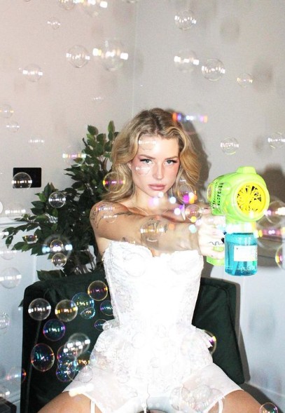 Ünlü model Lottie Moss, cesur pozlarıyla magazin gündeminde! Çırılçıplak güneşlendi! - Resim: 3