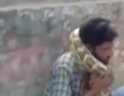Piton herkesin gözü önünde boğdu! Gösteri zannediyorlardı ama gerçek çok farklı çıktı - Resim: 17