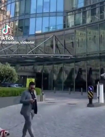Sosyal medya bu adamı konuşuyor! Aylık kira 120 bin TL, Aidat 30 bin... 5 banyolu evinin manzarası... - Resim: 12
