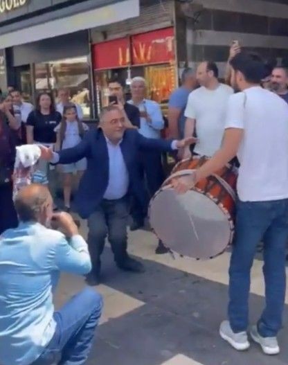 PKK'nın kendini fesih kararı Diyarbakır'da halaylarla kutlandı - Resim: 4