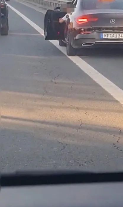 İstanbul'da kabus dolu anlar! Trafikte eşini dakikalarca darp etti - Resim: 5