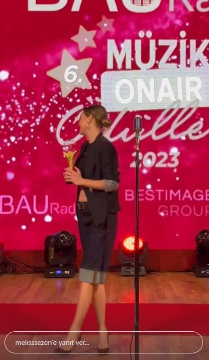 Melis Sezen'den çok konuşulan kombin! Kısa pantolon üzerine ceket giydi - Resim: 4
