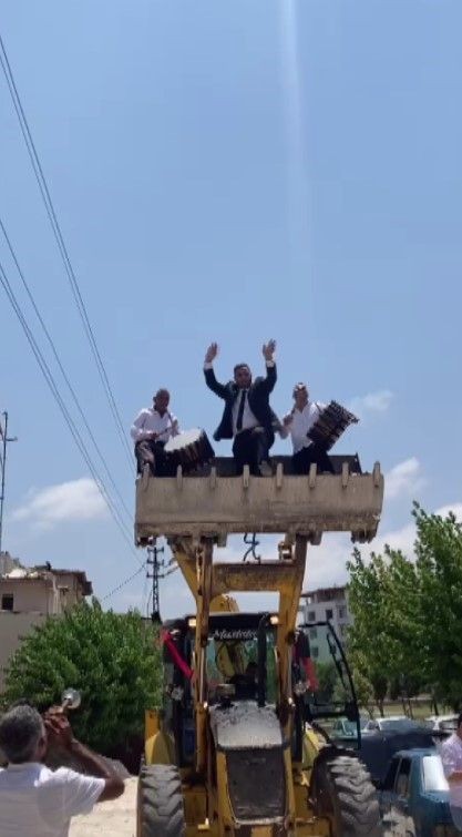 Operatör damat, gelin almaya kepçenin kovasında davulcularla gitti - Resim: 5