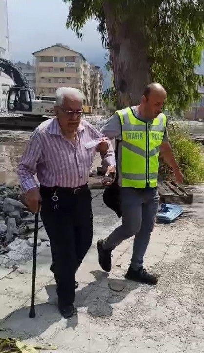Hatay'da bir trafik polisi depremzedeyi su basan caddeden sırtında taşıyarak geçirdi - Resim : 2