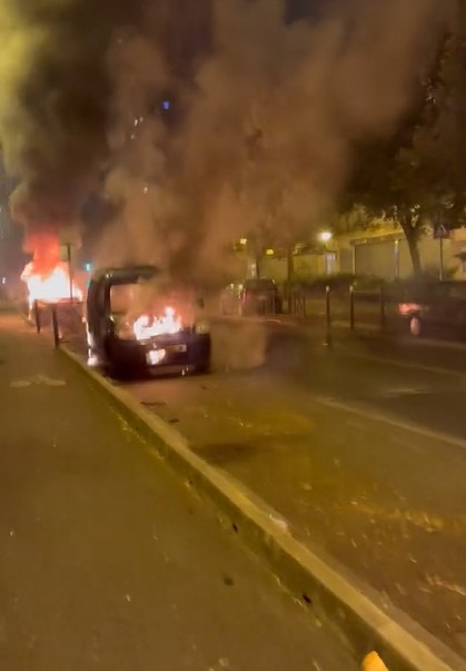 Irkçı Fransız polisi siyahi bir Müslümanı öldürdü! Sokaklar ve araçlar ateşe verildi! Sokağa çıkma yasağı getirildi - Resim: 12