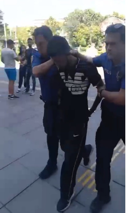 Taksi durağındaki görevliye kılıçla saldırı kamerada - Resim : 1