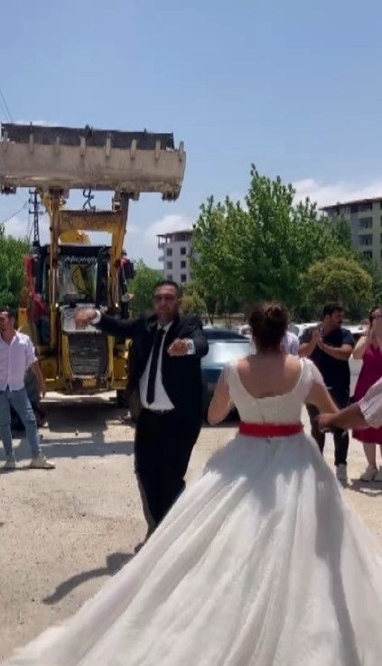 Operatör damat, gelin almaya kepçenin kovasında davulcularla gitti - Resim: 3