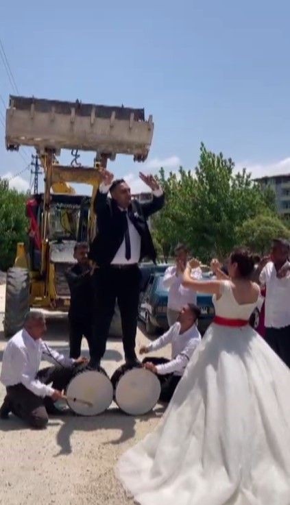 Operatör damat, gelin almaya kepçenin kovasında davulcularla gitti - Resim: 2
