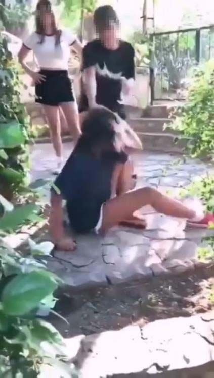 Marmaris'te kız kavgası! 6 kız, ikisini araya alıp evire çevire dövdü - Resim: 4