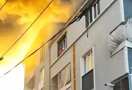 Evde çıkan yangında önce çocuğunu, sonra kendisini 3’üncü kattan attı; o anlar kamerada - Resim : 1