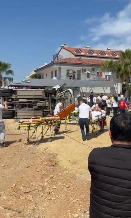 Antalya'da bayram günü korkunç kaza! Çok sayıda yaralı var - Resim: 1