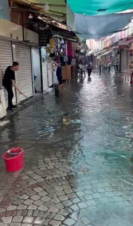 İzmir'de sağanak etkili oldu: Kemeraltı Çarşısı'nda iş yerleri su altında - Resim: 1