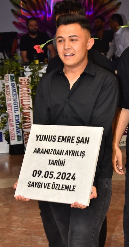 Damadın arkadaşlarından düğünde ‘mezar taşı’ şakası - Resim: 4