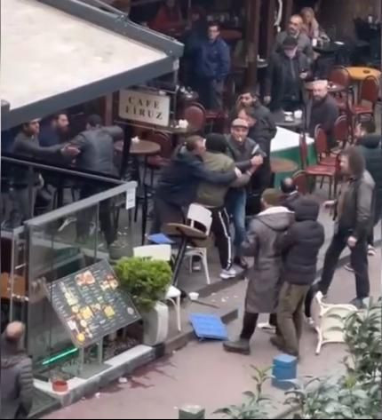 Beyoğlu'nda bir kafede oturan şahsa saldıran baltalı saldırgan etrafa korku saçtı! - Resim: 1