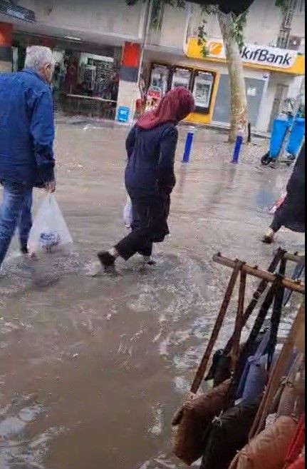 İzmir'de sağanak etkili oldu: Kemeraltı Çarşısı'nda iş yerleri su altında - Resim: 2