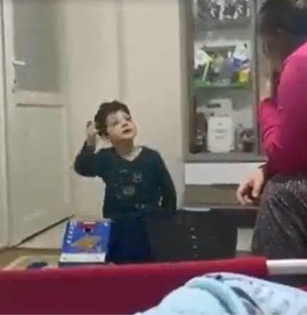 Annesiyle aralarında geçen konuşma kısa sürede gündem olan çocuk, boyundan büyük sözler söyledi - Resim: 1