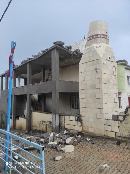 Diyarbakır'ın Silvan ilçesinde fırtına minareleri yıktı, çatılar uçtu - Resim: 1