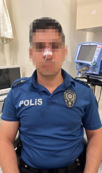 Beşiktaş'ta ihbara giden polise 7 kişi saldırı! Polisin burnunun kırıldığı anlar kamerada - Resim: 1