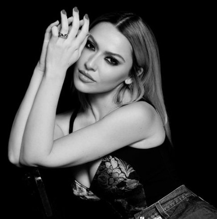 Yaptığı paylaşımlarla adından sıkça söz ettiren Hadise'den yeni iddialı poz! Aynanın karşısında yere oturdu - Resim: 3