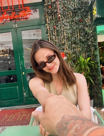 Alina Boz, kendinden 17 yaş büyük sevgilisi Mithat Can Özer ile olan pozu sosyal medyada ilgi gördü - Resim: 4